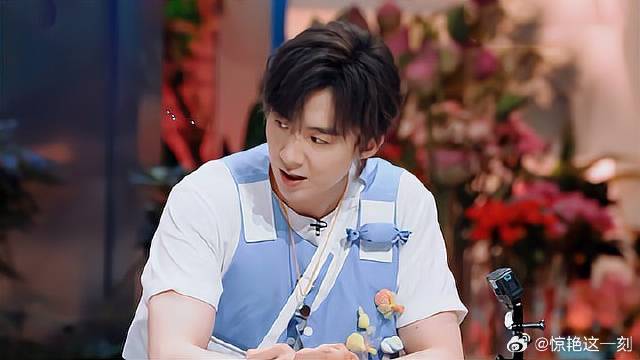 还是刘宇宁会玩，轻松画完王鹤棣的画像，简直太绝了！