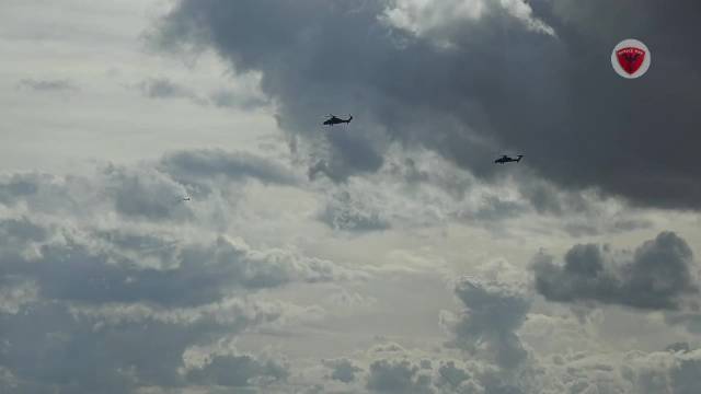 土耳其T129 ATAK 武装直升机在空中击落了敌方神风无人机！