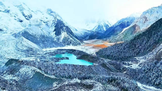 雪后白普隆牧场白雪冰川交织藏地童话