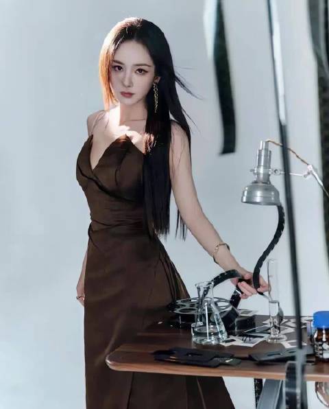 杨幂时尚感自带，穿搭带火全网同款卖断货
