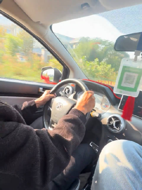 网友打到一辆神车遇神人，大爷开车猛，DJ响起笑尿了