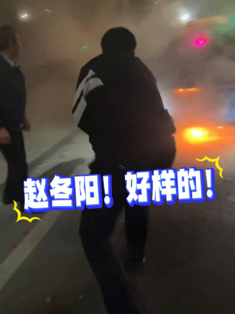 出租车突然起火警校生及时救援