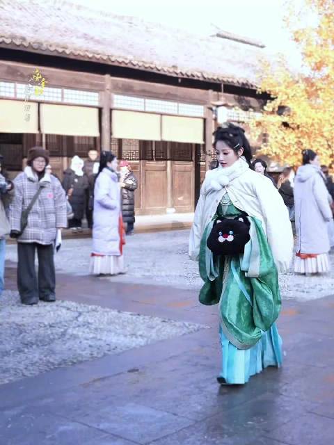 嫁金钗为田曦薇庆生，海报来电版头齐上阵
