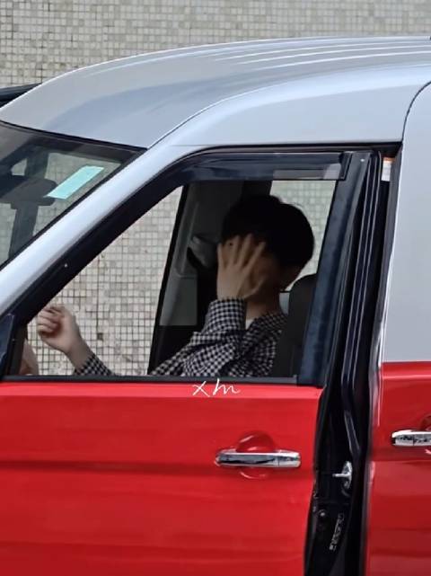 狩谎片场 这个成毅就是又要逗又害羞，一个男孩子怎么能可爱成这样