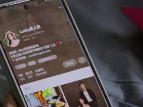 哈里发现父母离婚前狄立人与余梦已在一起，余梦带哈里回公司当助手