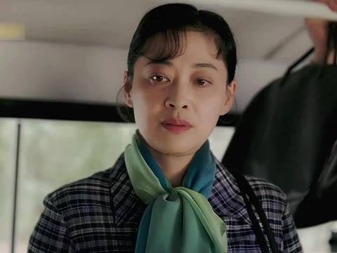 女人看见年轻小夫妻不会喂奶，结果竟然是人贩子