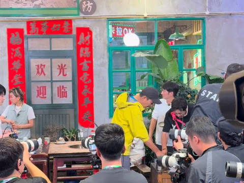 蔡明蔡国庆录制快乐老家，火锅局取代爬山