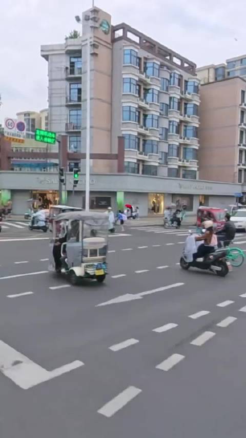 成都公交师傅放慢车速等追车学生