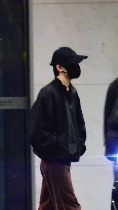 易烊千玺今日路透来上海，私服穿搭完全男大
