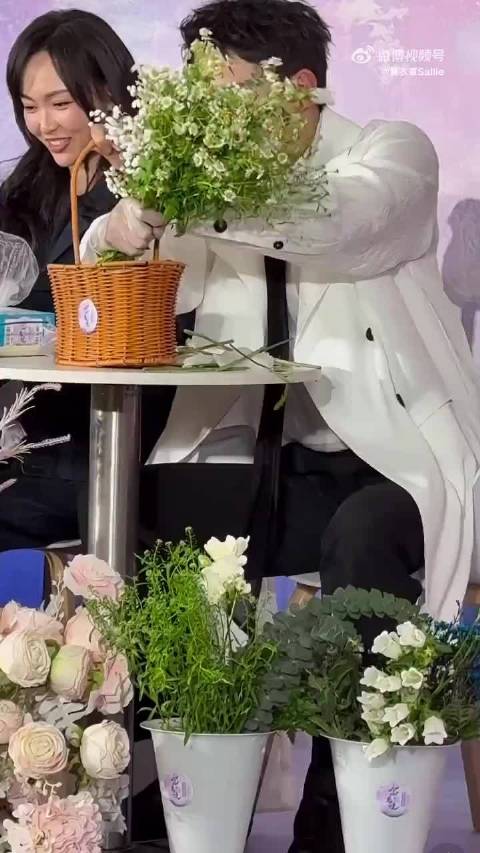 刘学义知道为啥说自己糙了，插花整的跟种树一样