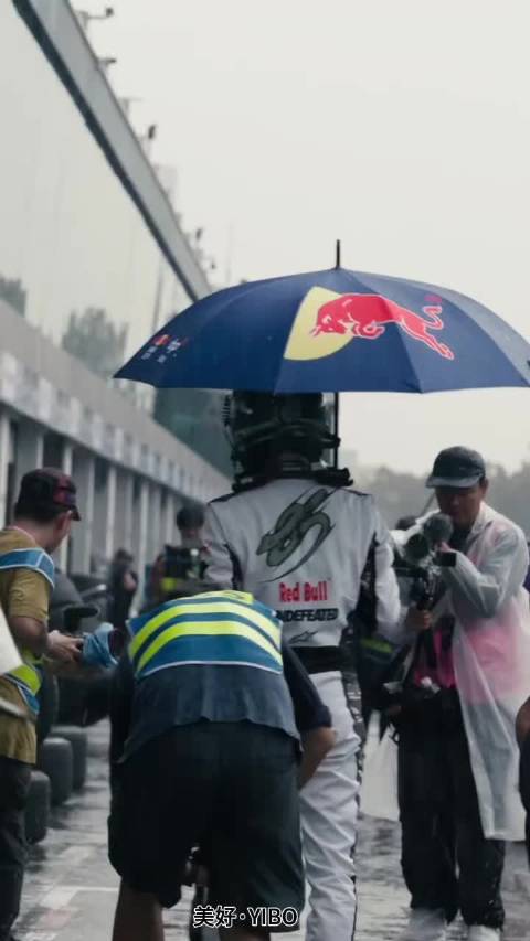 王一博8耐赛夺冠雨战封王刷新圈速