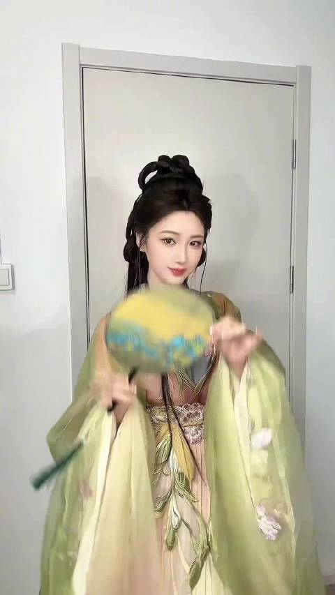 毛晓彤一身雅致造型气质温婉隽永