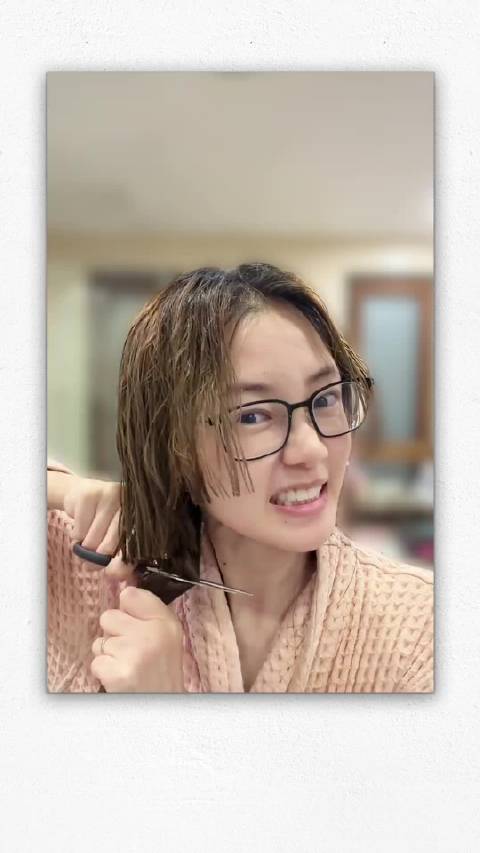 苗苗在家自己剪长发变短发，郑恺称不用再去理发店
