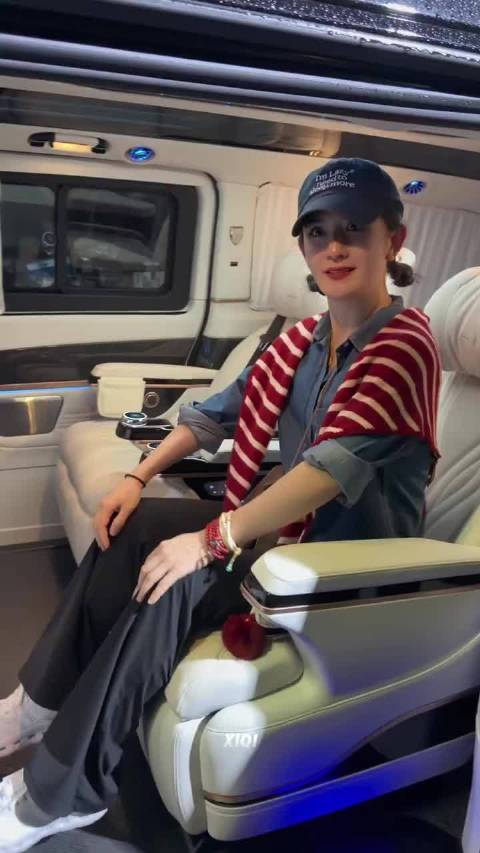 粉丝求人工呼吸，谢娜回应要跟妈妈商量