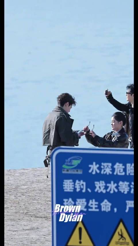 张家齐来录制《宇宙闪烁请注意》了！王鹤棣还把墨镜给妹妹戴