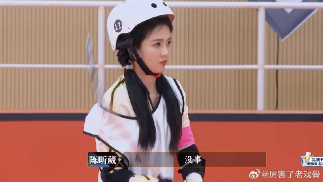 白鹿有点运动天赋在身上的！ 曲棍球最后一秒绝杀进球，完胜周深队