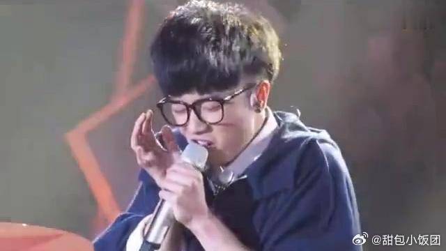 华晨宇再唱《亲爱的小孩》，粉丝不会说他还是孩子了吧！