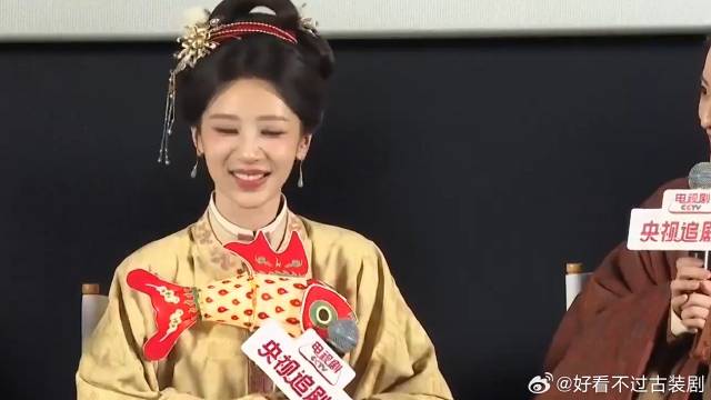 杨紫34岁状态重回巅峰，身着家业剧服出场成焦点