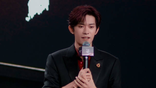 易烊千玺直播红发造型亮相