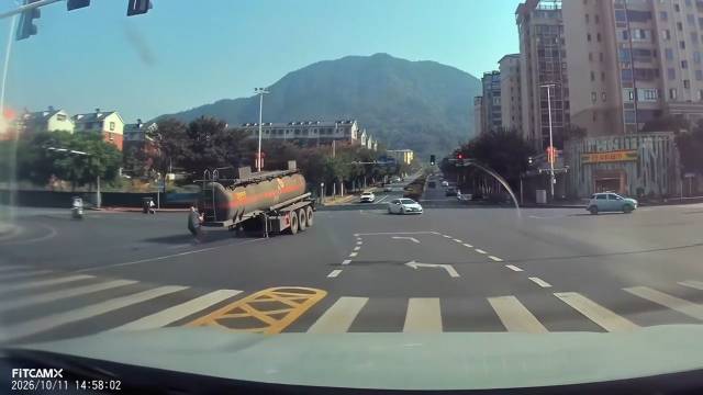 出租车撞电动车 油罐车分离挂人 电动车撞马路牙子