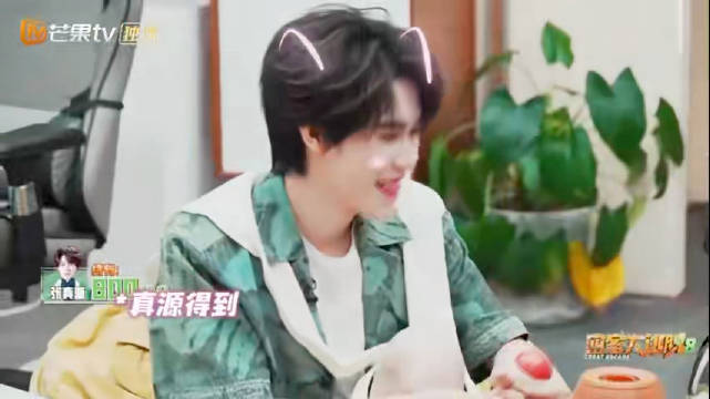 张真源赔笑家族表情包梗火爆一整季