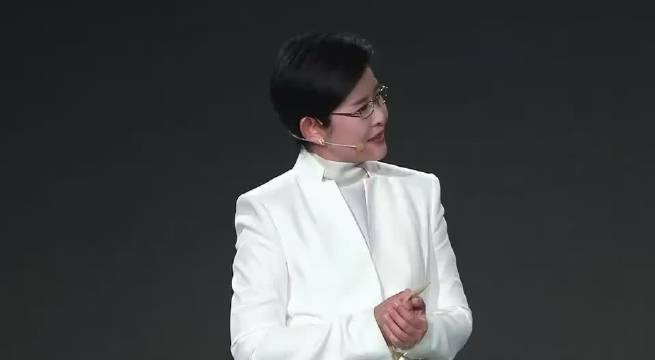 易烊千玺亮相天猫双11发布会开箱