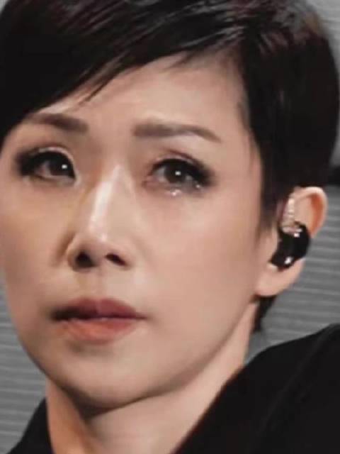 60岁林忆莲上海演唱会连唱带跳两个半小时