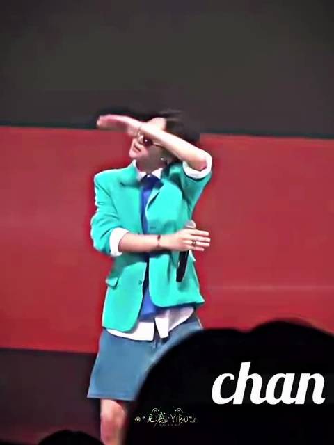 现实中的他看起来乖乖男，在舞台上跳出了海王的气势 @王一博·YIBO