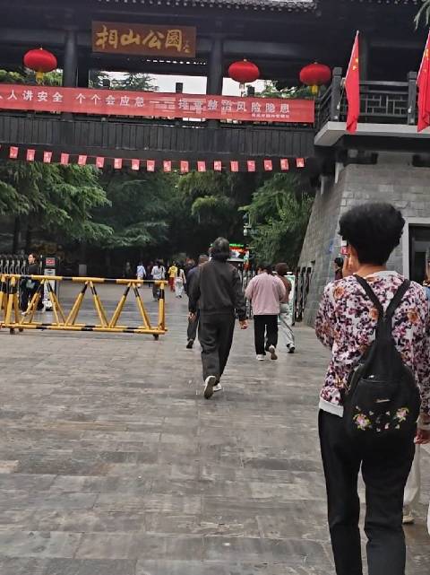 公园早晨人流车流密集，电动车停车位紧张
