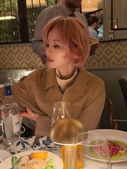 还是刘诗诗更漂亮啊！长发短发都美极了 杨紫和刘诗诗又见面了
