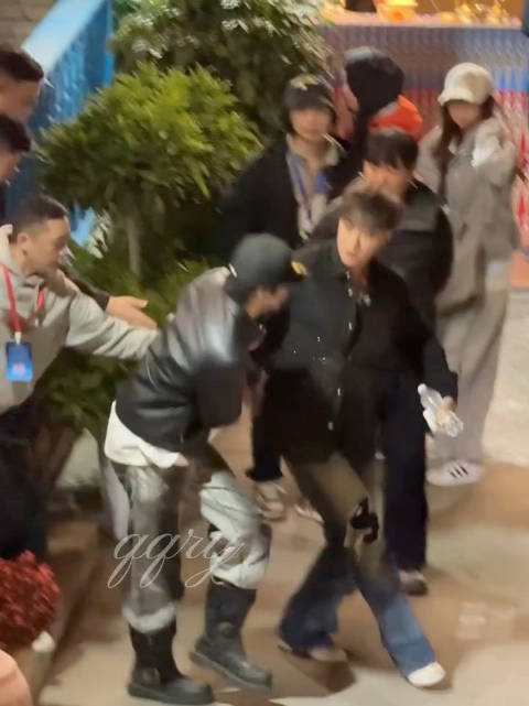 刘耀文下楼梯不小心踩空，自己把自己绊了个趔趄，耳朵瞬间红透