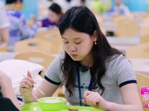 张家齐发文喊哥哥弟弟，网友核对年龄发现邵子恒刘耀文都比她小