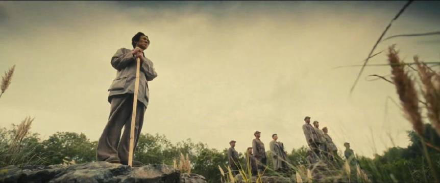 长征血战湘江 于和伟独立江头凝望赤红江水