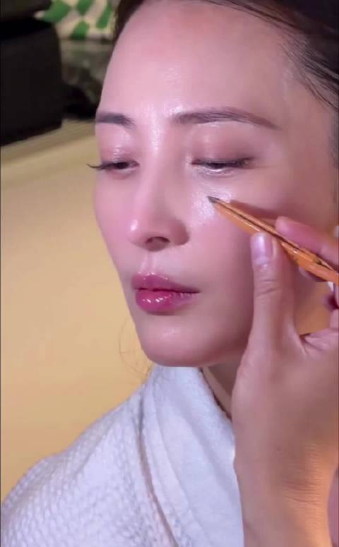 蒋勤勤化妆师手法曝光，皮肤状态引惊叹