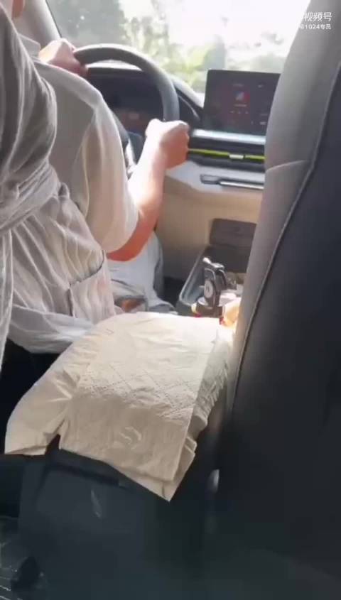 网约车遇到个情绪失控的车主，还逆行！乘客全程不敢说话，赶紧找地方下车了