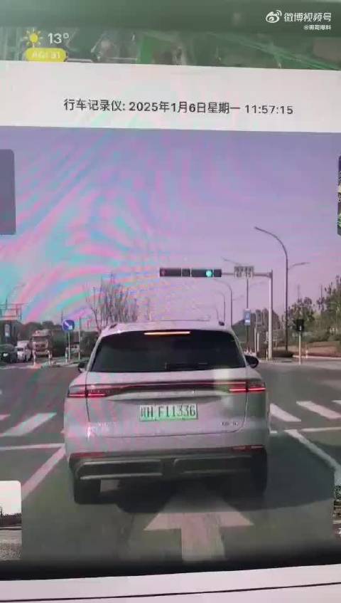 只因被白车别了一下车，电动车司机就一脚油门冲撞白车！冲动是魔鬼