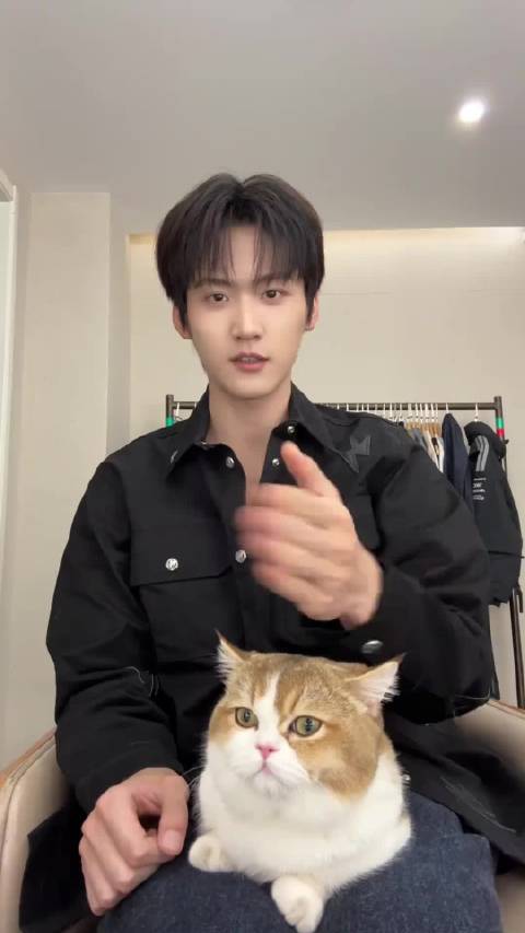 呜呜呜周柯宇和猫都好萌啊！这个衣服是不是在拍什么物料