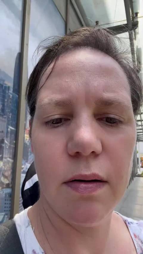 老外苏州街头拍视频吐槽人车混行租赁点失衡
