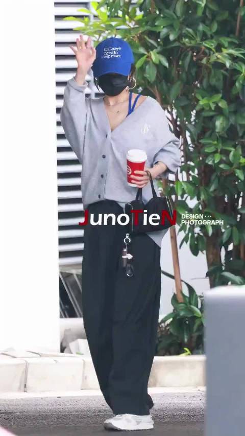 杨幂这套look看着很清爽 眼前一亮