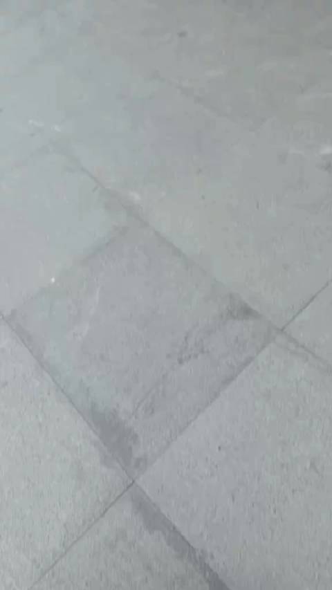 上汽大众事故车盖布遮车标，传统车企学新势力隐身操作