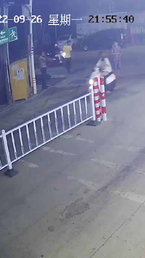 帅！16岁女生54秒淡定扑灭起火电动车，梁芷琪，好样的