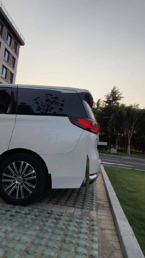 国庆佳节传祺M8相伴云岗石窟，游人如织赏祖国秋天