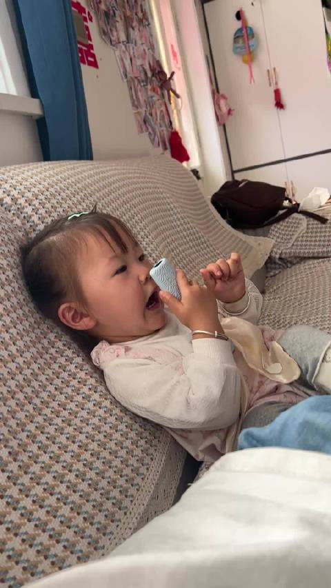 小松果自主控电视穿大鞋坐摇摇车游哪吒