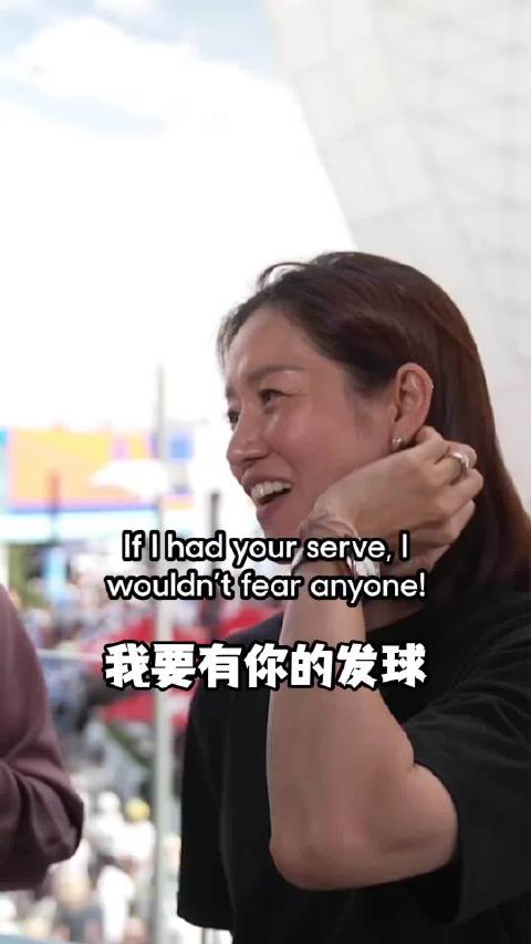 李娜躲20分钟给郑钦文送惊喜，直言有这发球不怕小威