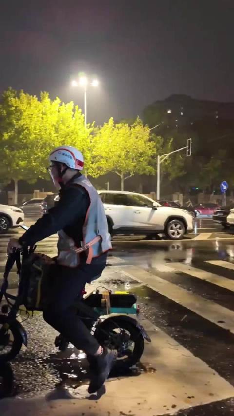 南京90后老师白天教书深夜代驾，3年未休
