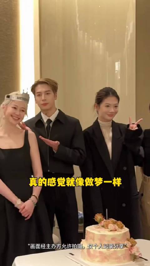 小鱼海棠带闺蜜后台见王嘉尔三人合照