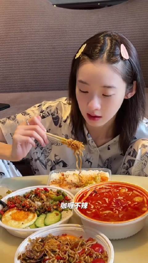 张艺凡蹲着吃饭几口就晕碳