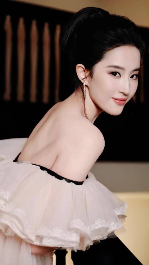 原来世界上真有长得这么像的人！神似刘亦菲三分已是绝色佳人