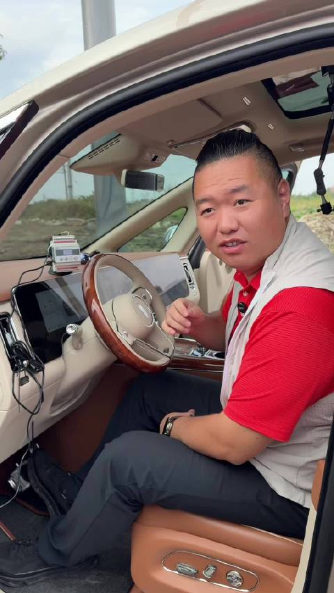 160多公斤尊界V800汽车安全实测