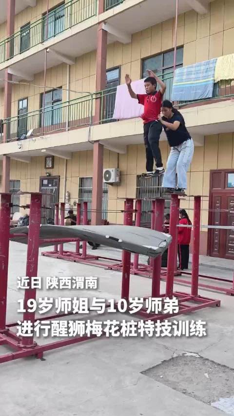 陡然变出狻猊形，一啸长风振林薄